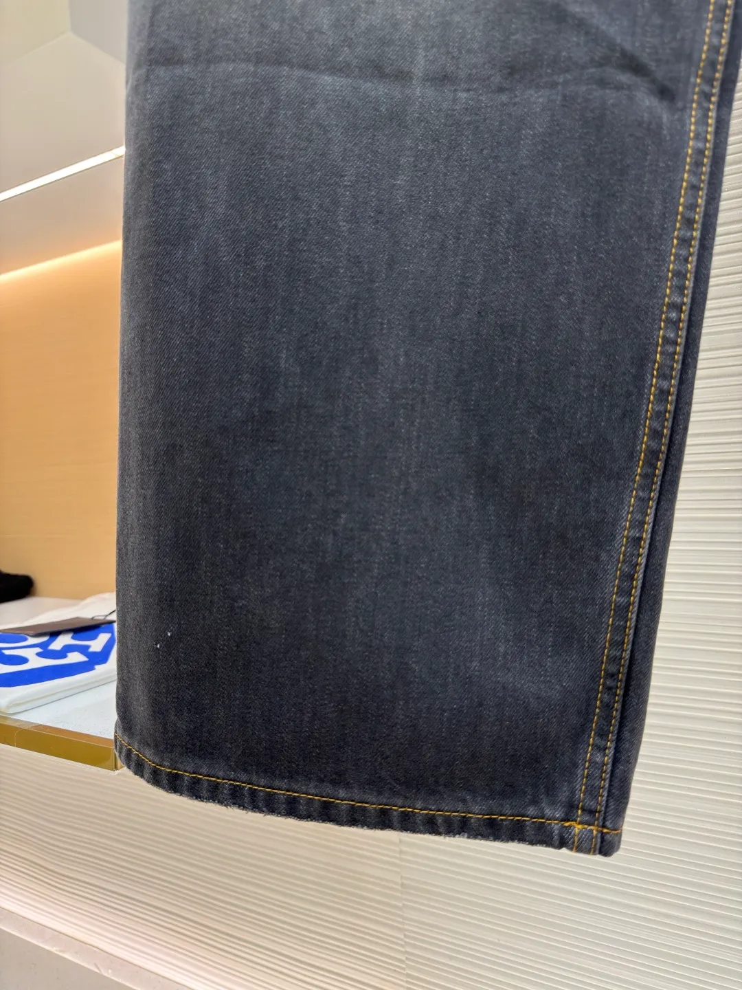 Acne Studios washed wide-leg jeans with splashes of ink ●Authentic product: Purchased and developed by 5159 ●Item number: 1680582-A85 ●Fabric: denim fabric ●Technology: Painting process ●Version: fitted version ●Weight: about 850 grams ●Size: 42-44-46-48-50-52 ●Description: Made of denim fabric imported from Japan, which is characterized by high density and thick yarn, so it has strong wear resistance and tensile strength It also has softness. With the passage of time and frequent wearing, denim fabric will gradually become softer. After special dyeing and finishing processes to fit the body, denim fabric also has good color fastness and washability. It can withstand multiple washings without fading easily. The hand-painted ink splash design takes up to 30 minutes to paint a finished product. The daily output is limited. The work process is very cumbersome. After painting, it is washed and aged. An important process to give the denim fabric a retro and aged effect. It shows the natural Uneven fading effect. Customized genuine leather label. Pink thread is used for marking the back pocket in details. The overall wiring is straight and delicate. The fabric is comfortable and soft. The color is consistent and no color difference. It can be matched with the same style to create a fashionable look and control various occasions. Customized accessories. Complete three labels. Same style for men and women!